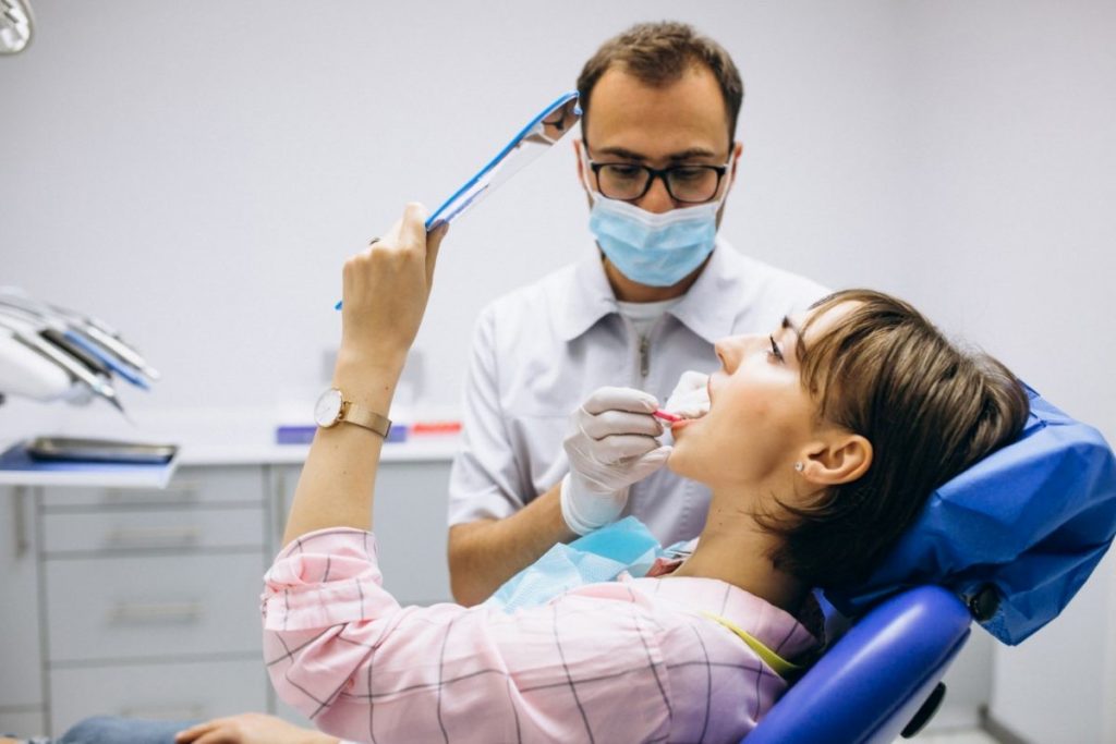 Pažljivo birajte stručnjake za ugradnju zubnih implantata
