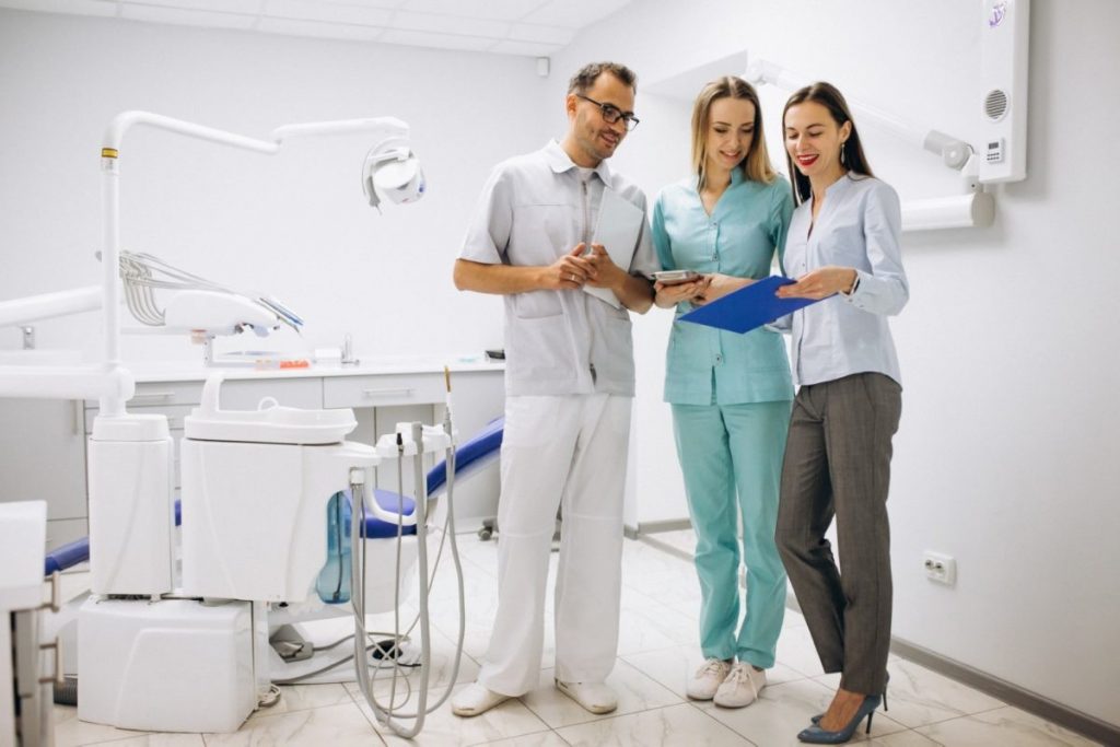 In which cases is it better to opt for a dental clinic instead of a practice?